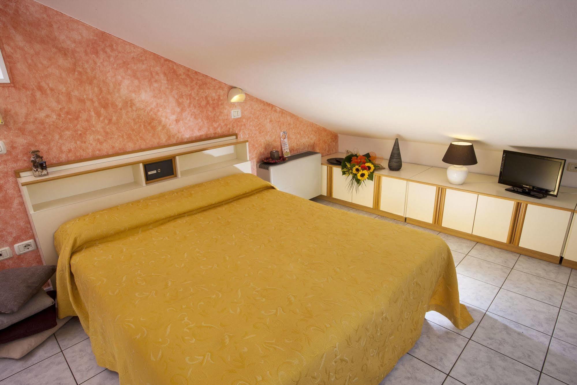 Hotel Locanda Rosy กัตตอลิกา ภายนอก รูปภาพ