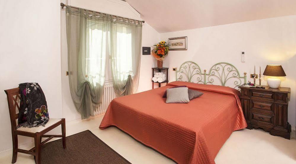Hotel Locanda Rosy กัตตอลิกา ภายนอก รูปภาพ